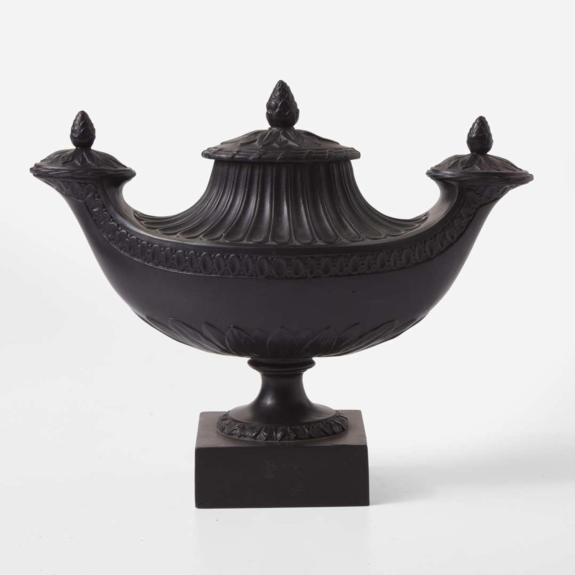 A Wedgwood & Bentley Black Basalt Double Oil Lamp UK, 1770s