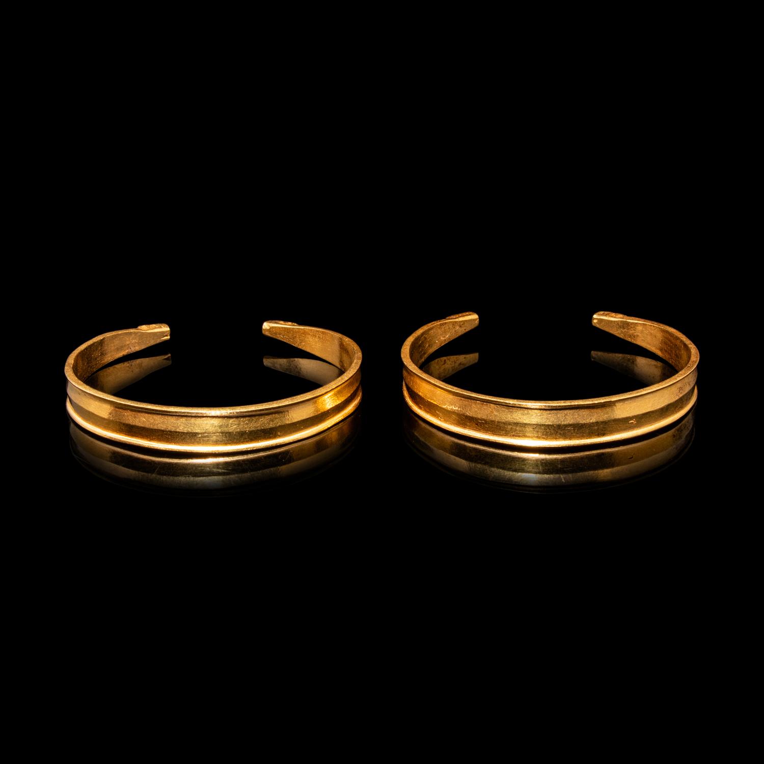 A Pair of Chinese Gold Bracelets, Qianzhuo, Song Dynasty 宋 金鉗鐲一對