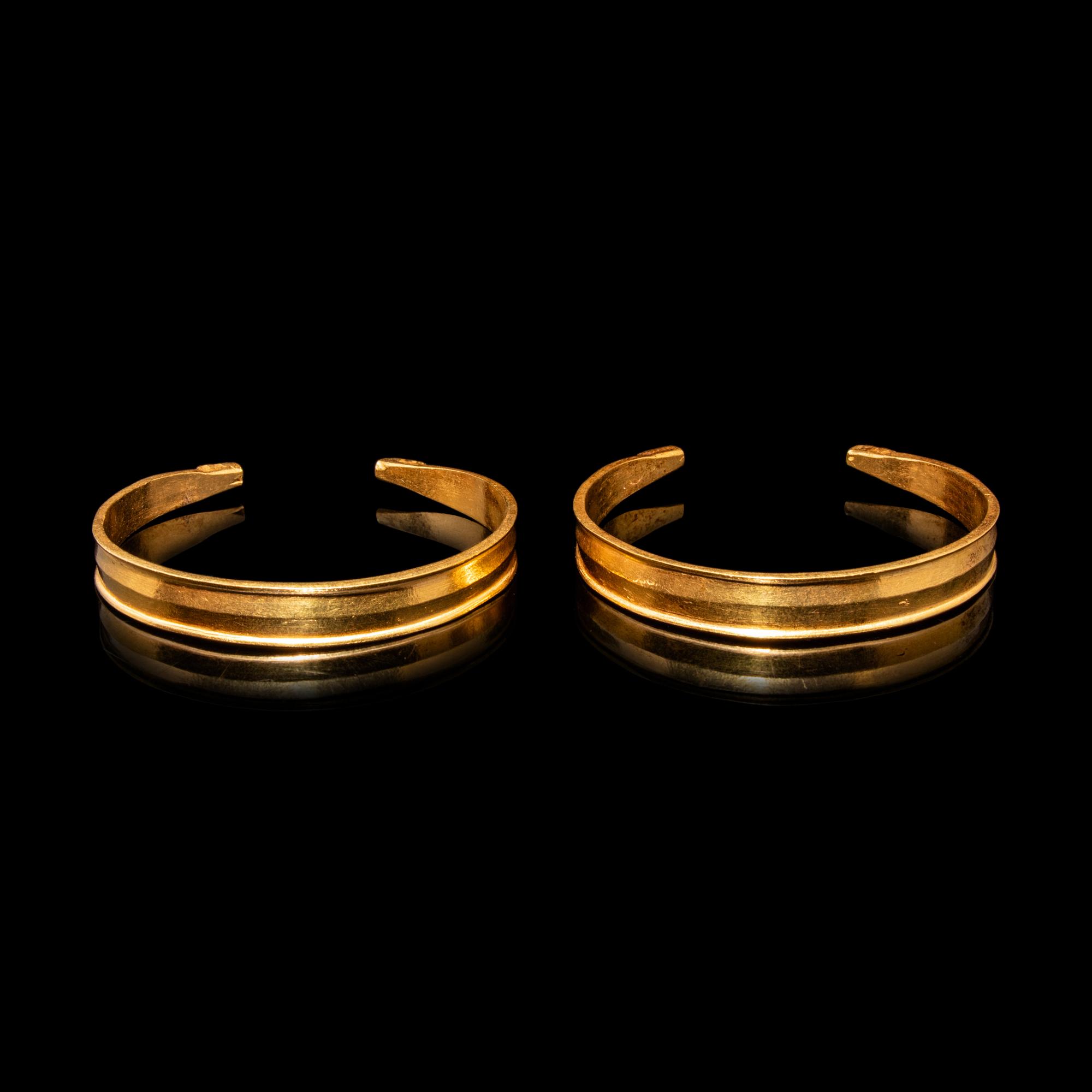 A Pair of Chinese Gold Bracelets, Qianzhuo, Song Dynasty 宋 金鉗鐲一對