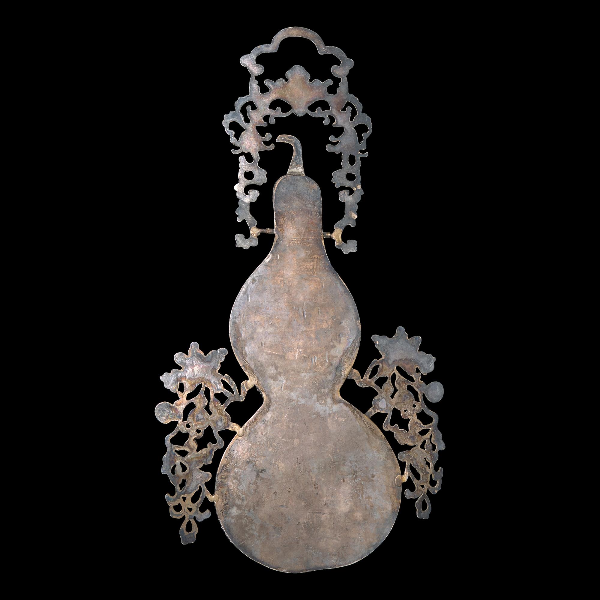 A Chinese Embellished Silver-Mounted Double Gourd Wall Vase, Qing to Republic Period 清晚期 銀嵌寳葫蘆‘大利’壁瓶
