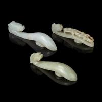 Three Chinese Jade 'Dragon' Belt Hooks, Daigou, Late 19th-20th Century 晚清-民國 玉帶鈎三枚