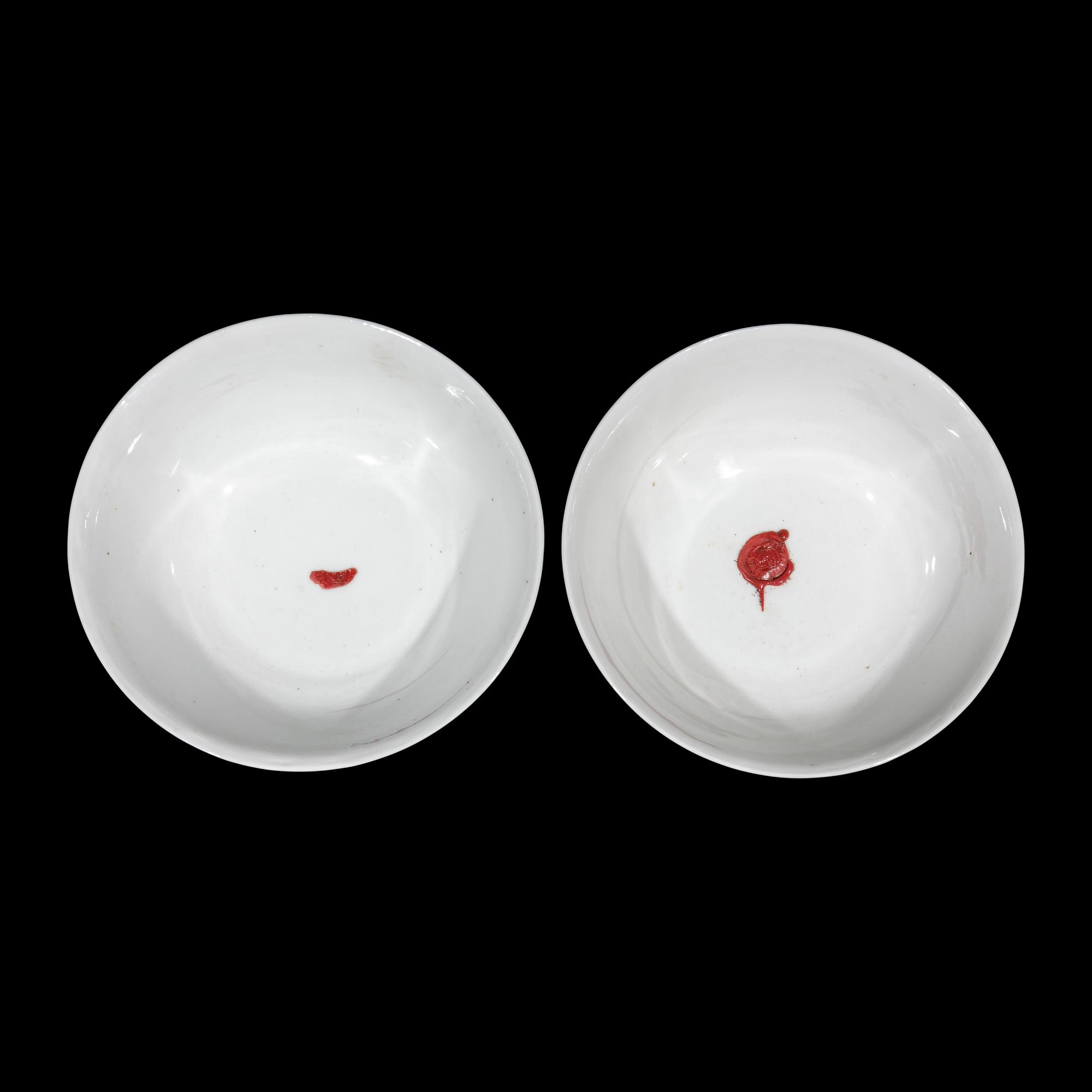 A Pair of Chinese Famille Rose Porcelain 'Balsam Pear' Bowls, Late Qing/Republic Period 晚清/民國 粉彩荔枝紋碗 大清光緒年製款