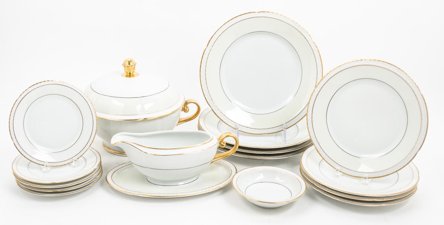 A Bavarian Porcelain Dinner Service Diameter of dinner plate 9 1/2 inches. — Thomas Bavaria