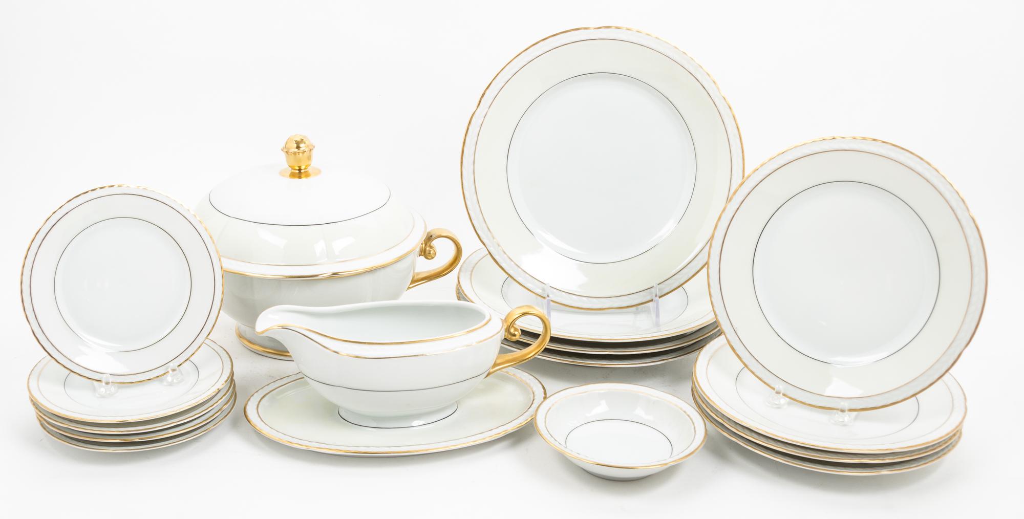 A Bavarian Porcelain Dinner Service Diameter of dinner plate 9 1/2 inches. — Thomas Bavaria