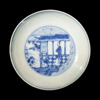 A Chinese Blue and White Porcelain Plate, Yongzheng Period 清雍正 青花仕女圖賞盤