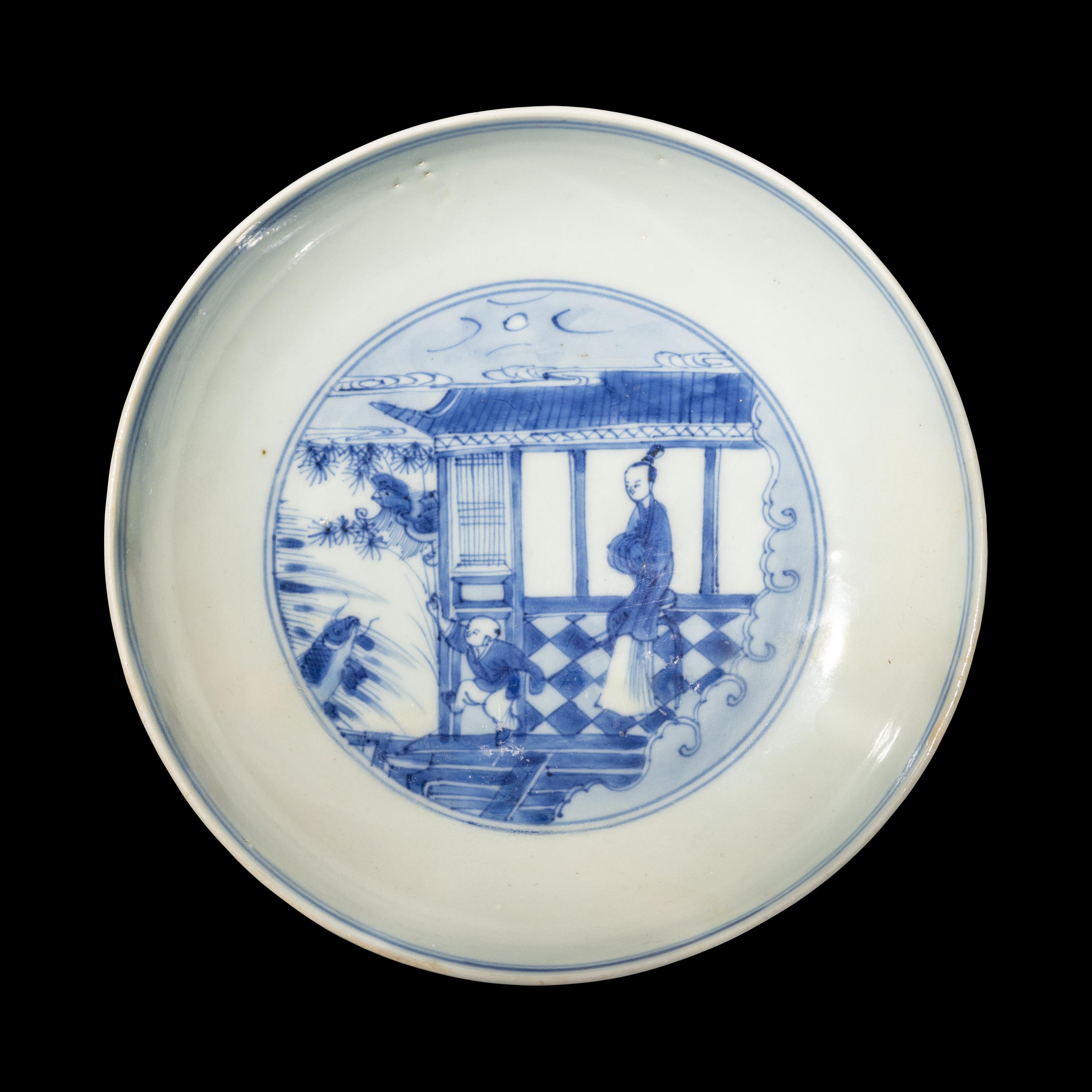 A Chinese Blue and White Porcelain Plate, Yongzheng Period 清雍正 青花仕女圖賞盤
