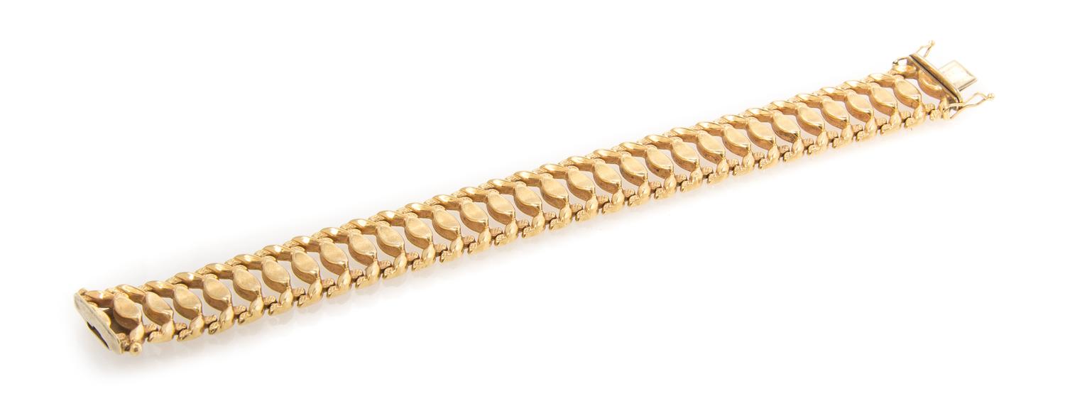 A 14 Karat Yellow Gold Link Bracelet, 15.40 dwts.