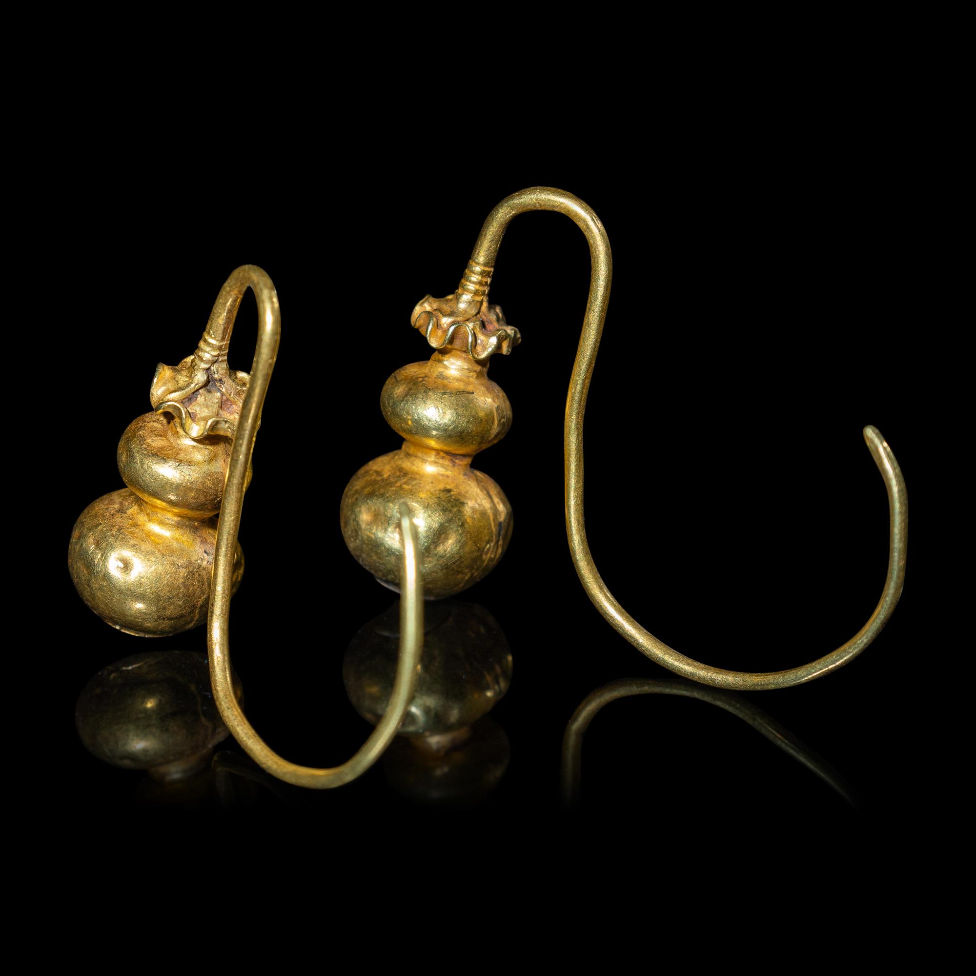 A Pair of Chinese Gold 'Double-Gourd' Earrings, Erhuan, Ming Dynasty 明 金葫蘆耳環一對