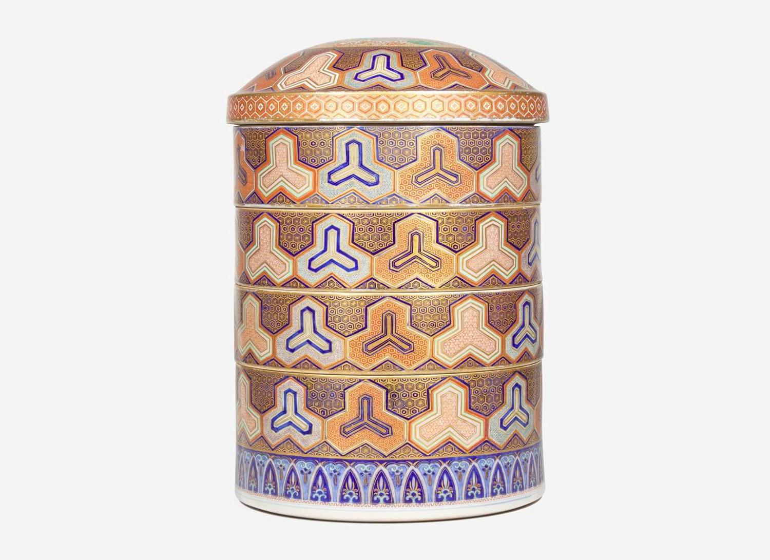 A large and impressive Japanese four-tier enameled porcelain box, Meiji/Taisho period 日本四層大瓷盒 明治或大正