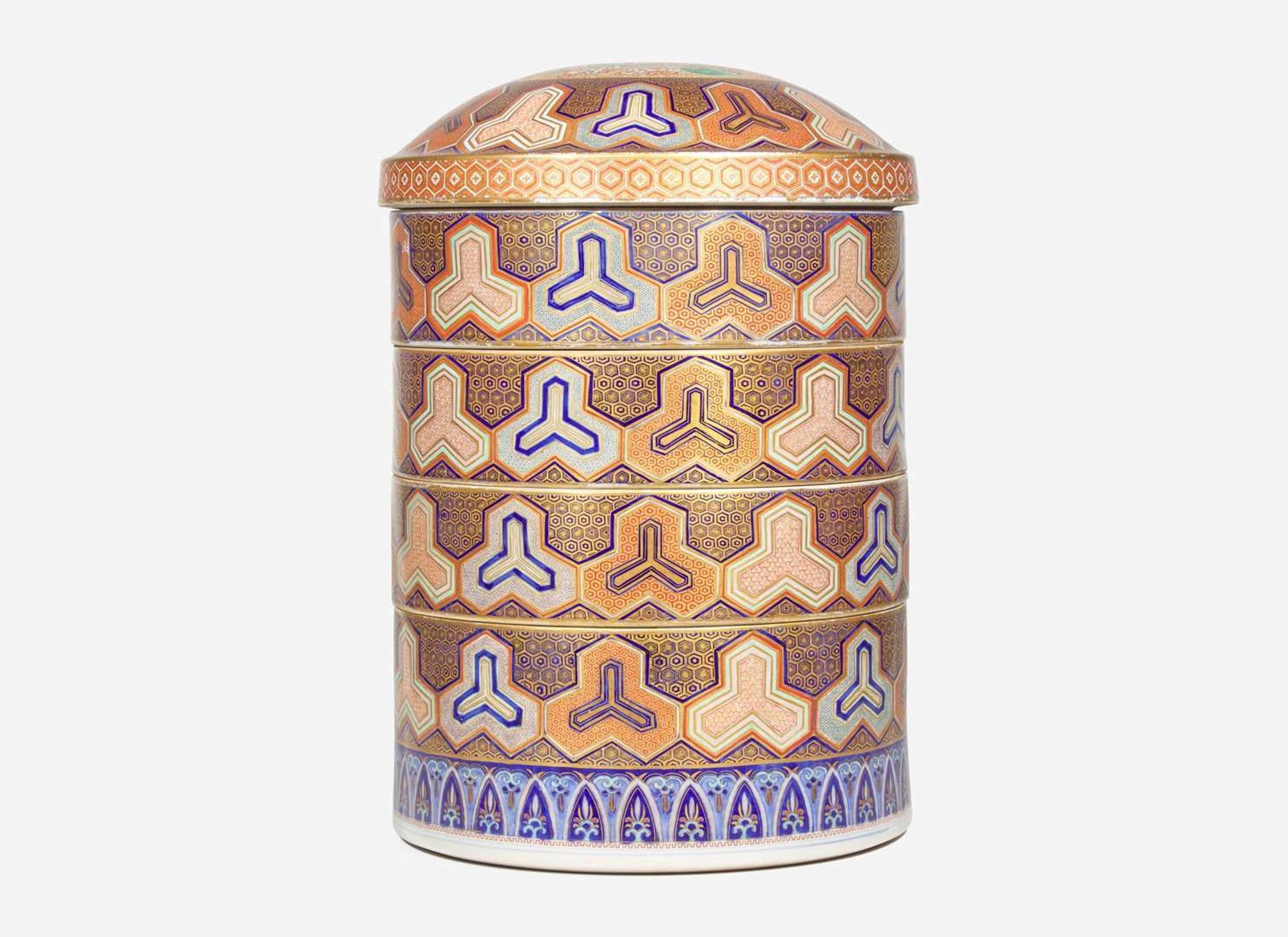 A large and impressive Japanese four-tier enameled porcelain box, Meiji/Taisho period 日本四層大瓷盒 明治或大正