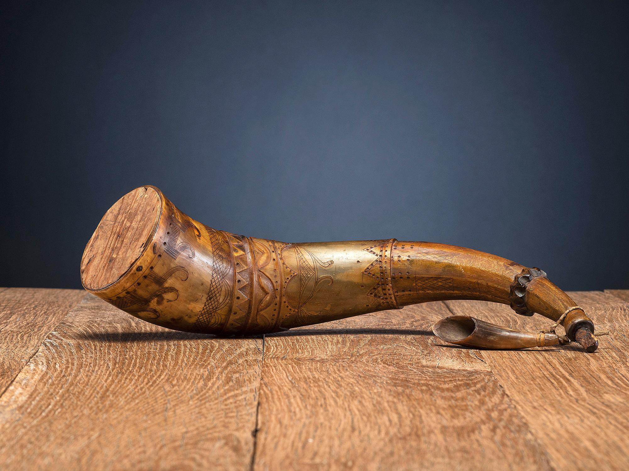Great Lakes Carved Powder Horn, with Measure