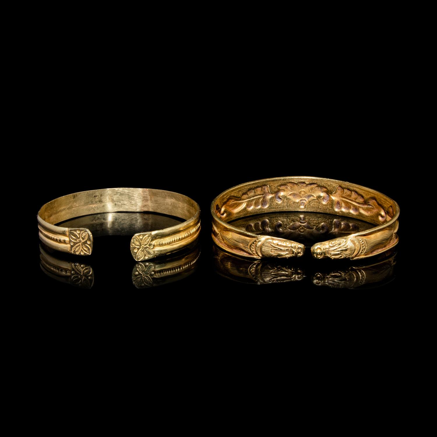 Two Chinese Gold Bracelets, Qianzhuo, Liao-Ming Dynasty 遼-明 花卉紋金鉗鐲兩件