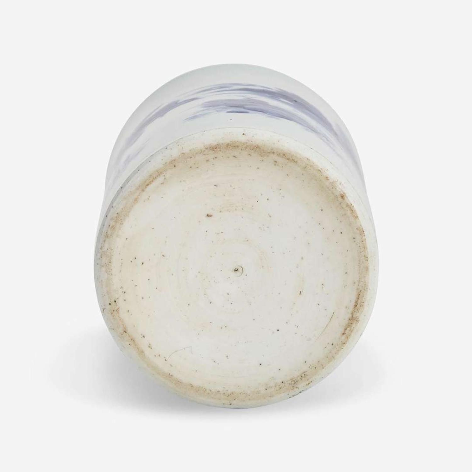 A Chinese blue and white porcelain brush pot 青花笔筒一件