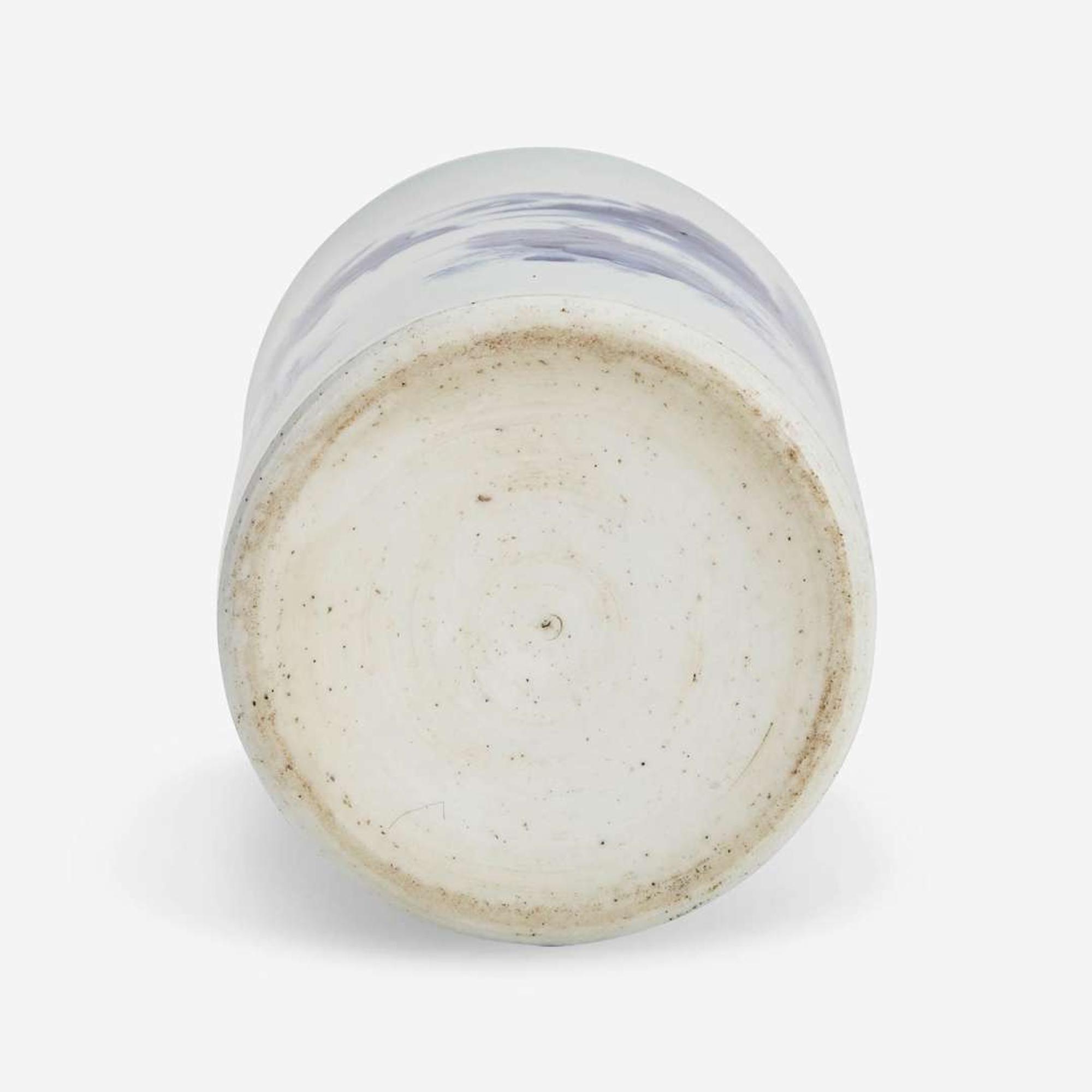 A Chinese blue and white porcelain brush pot 青花笔筒一件