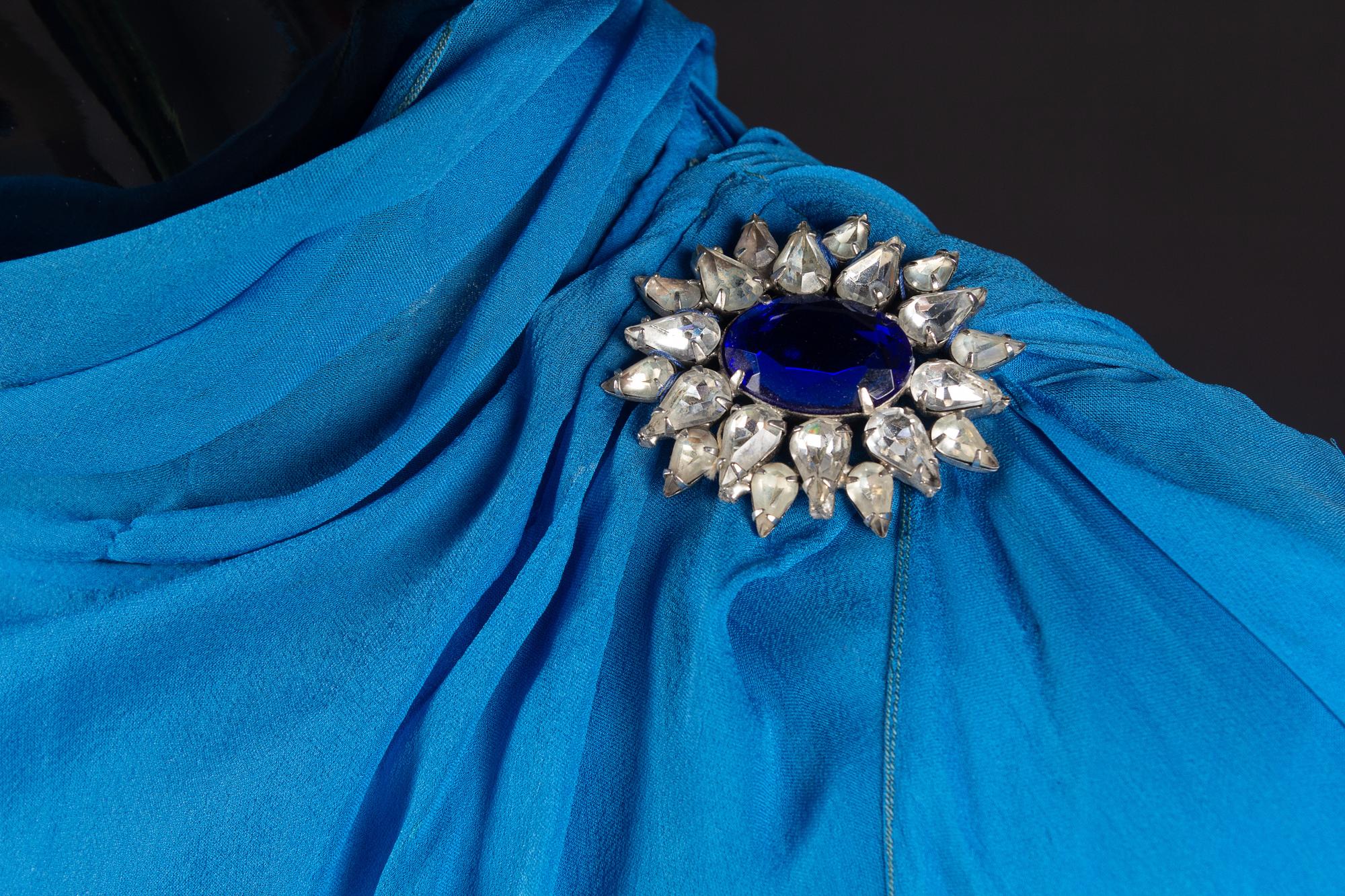 Dress and Shoes, 1982. Dress design by Paul Zastupnevitch, made by Western Costume Company in Los Angeles. — Worn by Olivia de Havilland for ‘The Night of a Hundred Stars II” at the Radio City Hall in New York in 1985. Also worn for the White House State Dinner given by Ronald Reagan in honor of President Francois Mitterand on March 22, 1984.