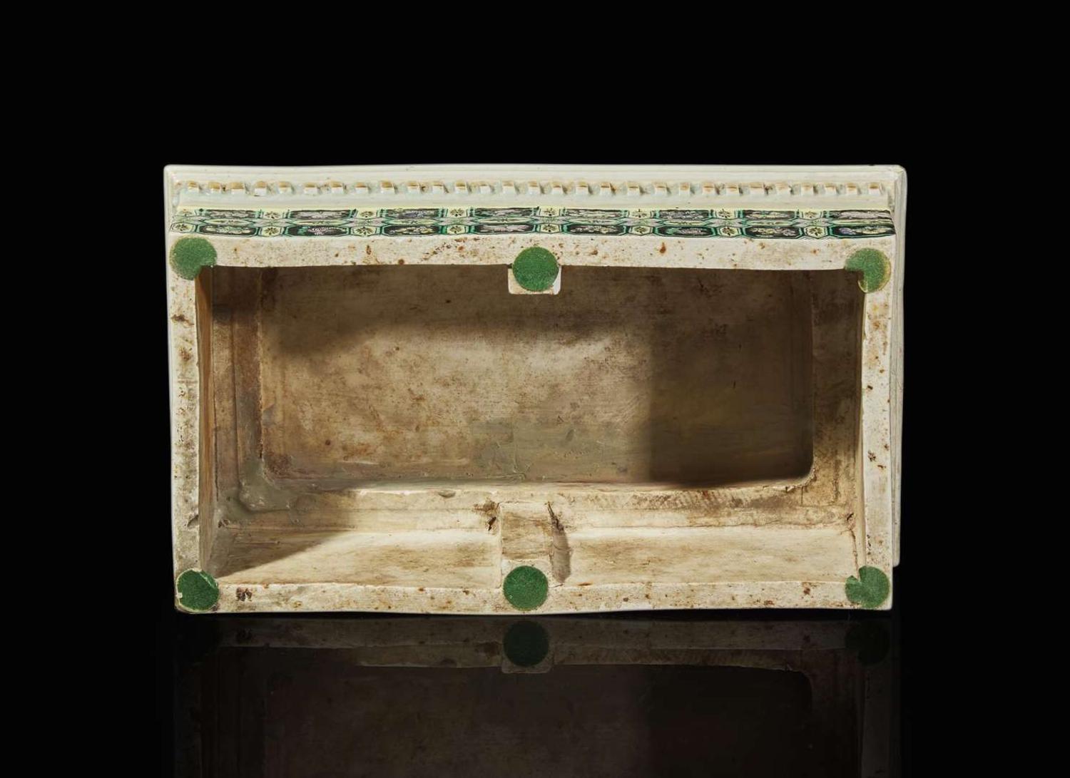 An unusual Chinese famille noire rectangular porcelain stand or cover 黑彩瓷座或蓋子
