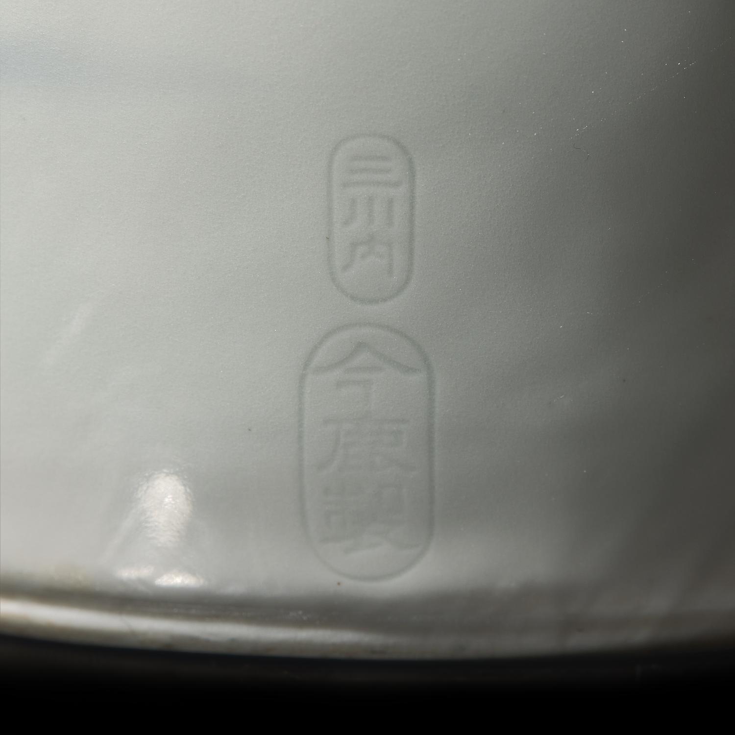 A Japanese Hirado Blue and White Porcelain Reticulated Double-Walled 'Koi and Flowers' Vase, Meiji/Taisho Period 日本明治/大正時期 平戶燒青花鯉魚圖賞瓶