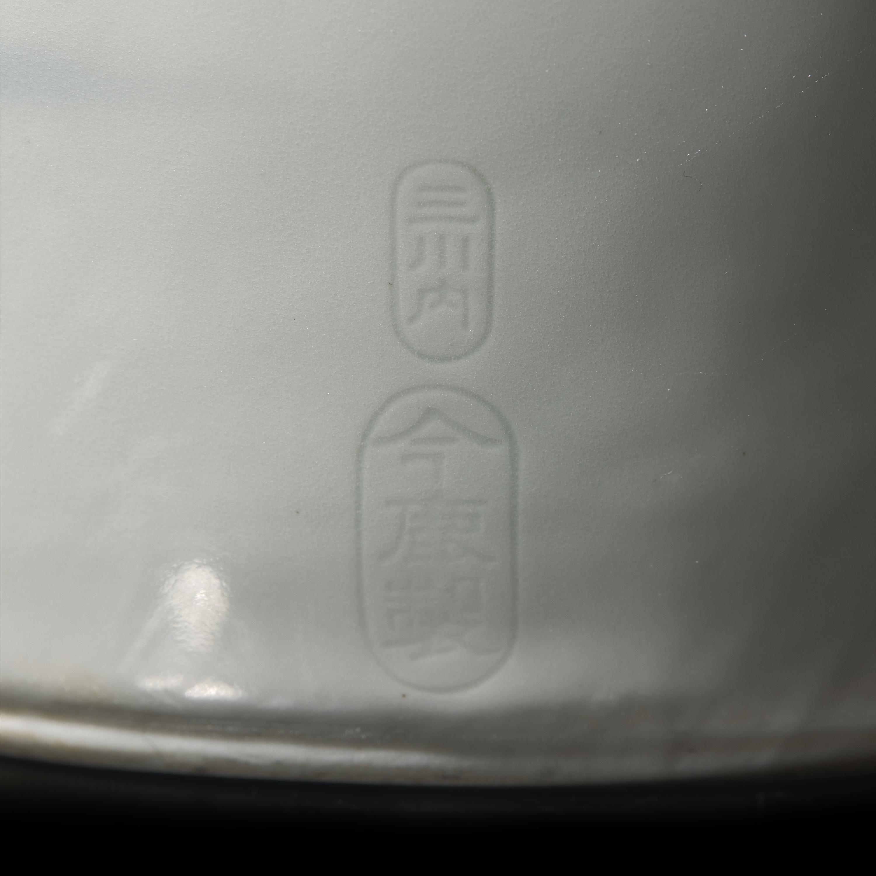 A Japanese Hirado Blue and White Porcelain Reticulated Double-Walled 'Koi and Flowers' Vase, Meiji/Taisho Period 日本明治/大正時期 平戶燒青花鯉魚圖賞瓶