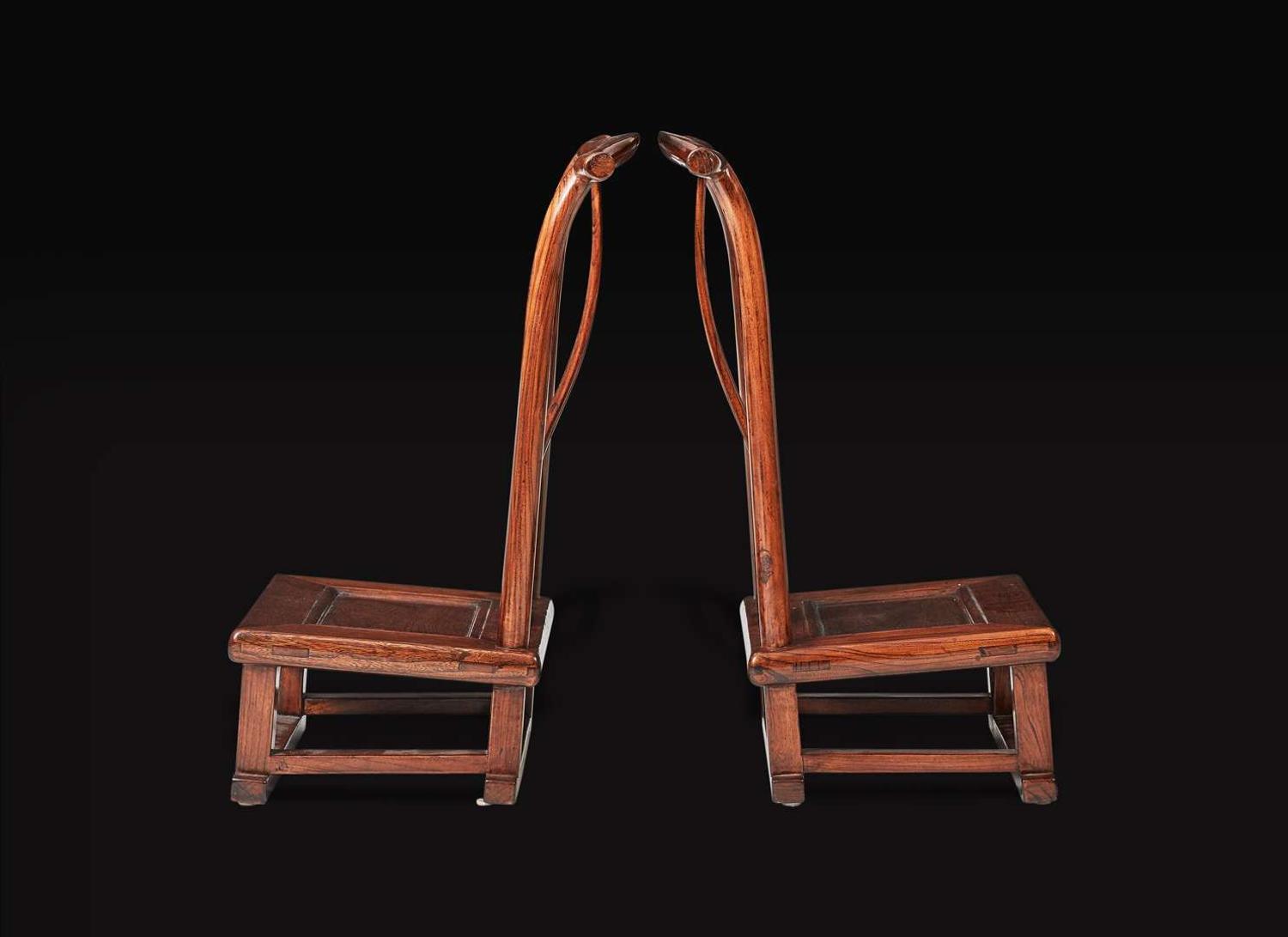 A pair of elm low chairs 榆木矮凳一對