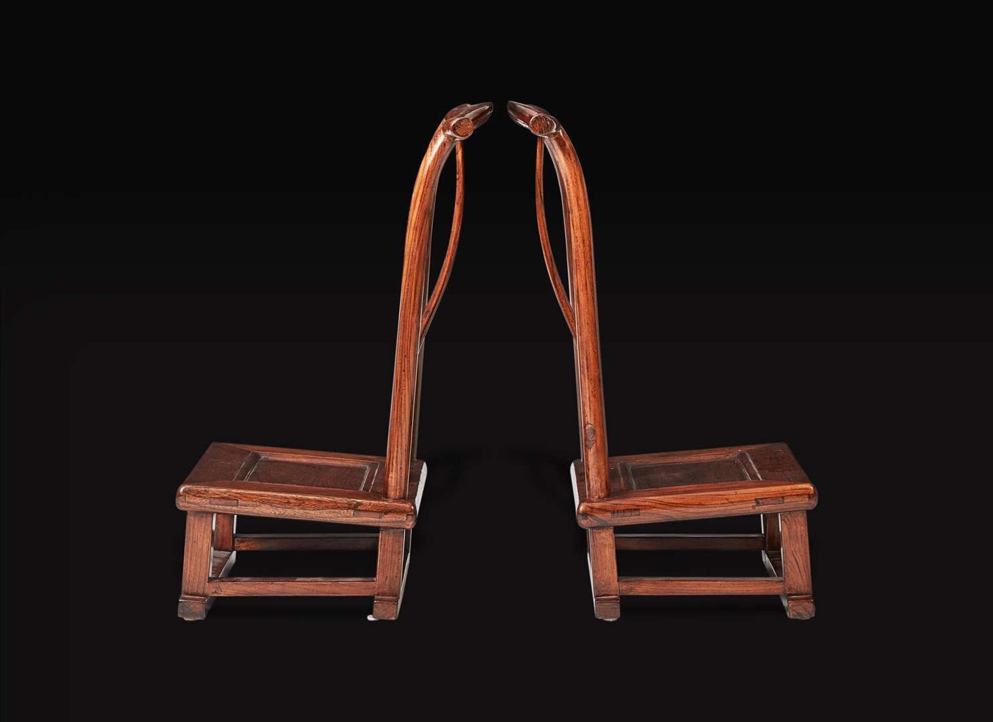 A pair of elm low chairs 榆木矮凳一對
