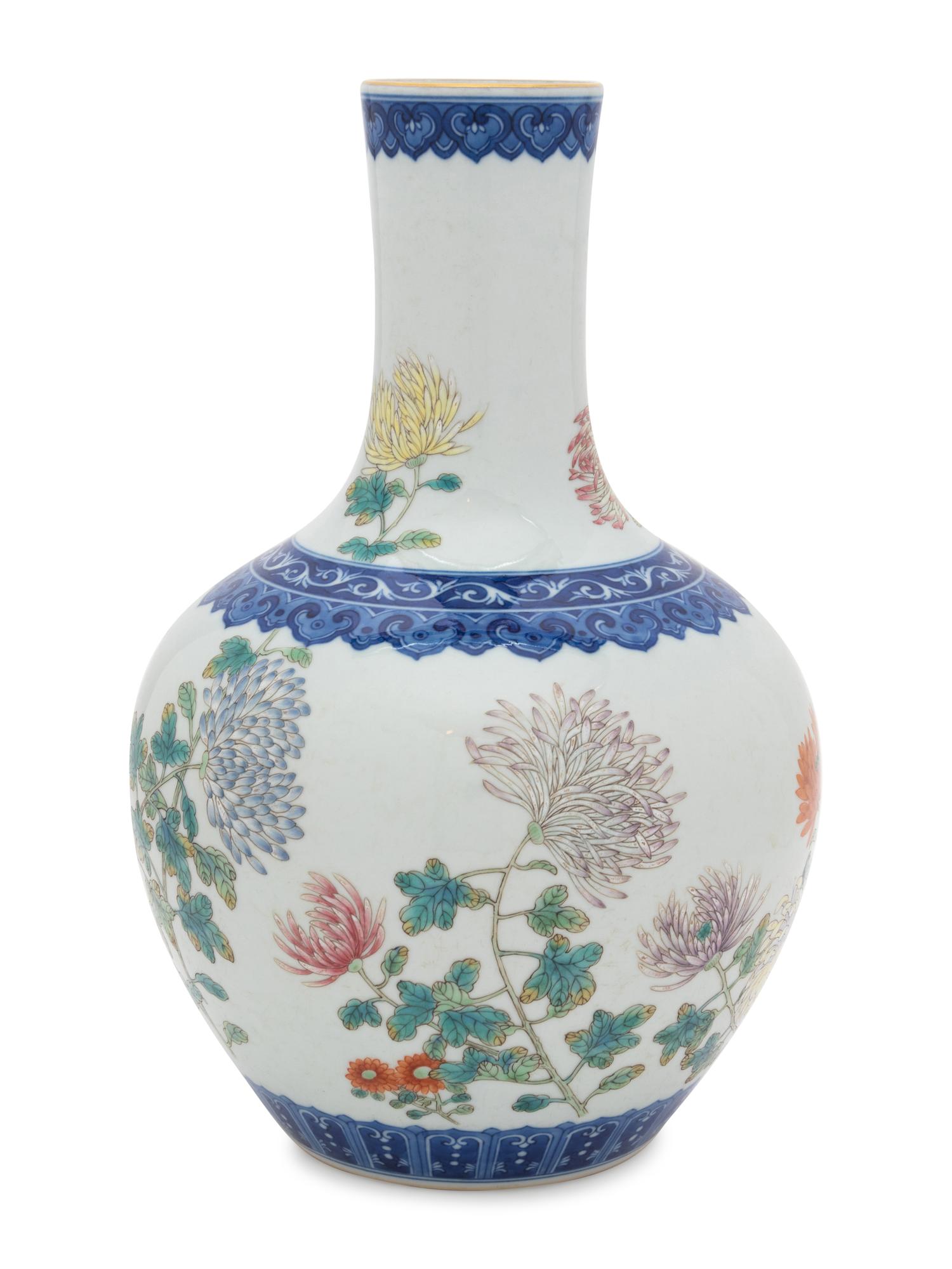 An Underglaze Blue and Famille Rose Porcelain 'Chrysanthemums' Globular Vase, Shangping