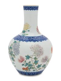 An Underglaze Blue and Famille Rose Porcelain 'Chrysanthemums' Globular Vase, Shangping