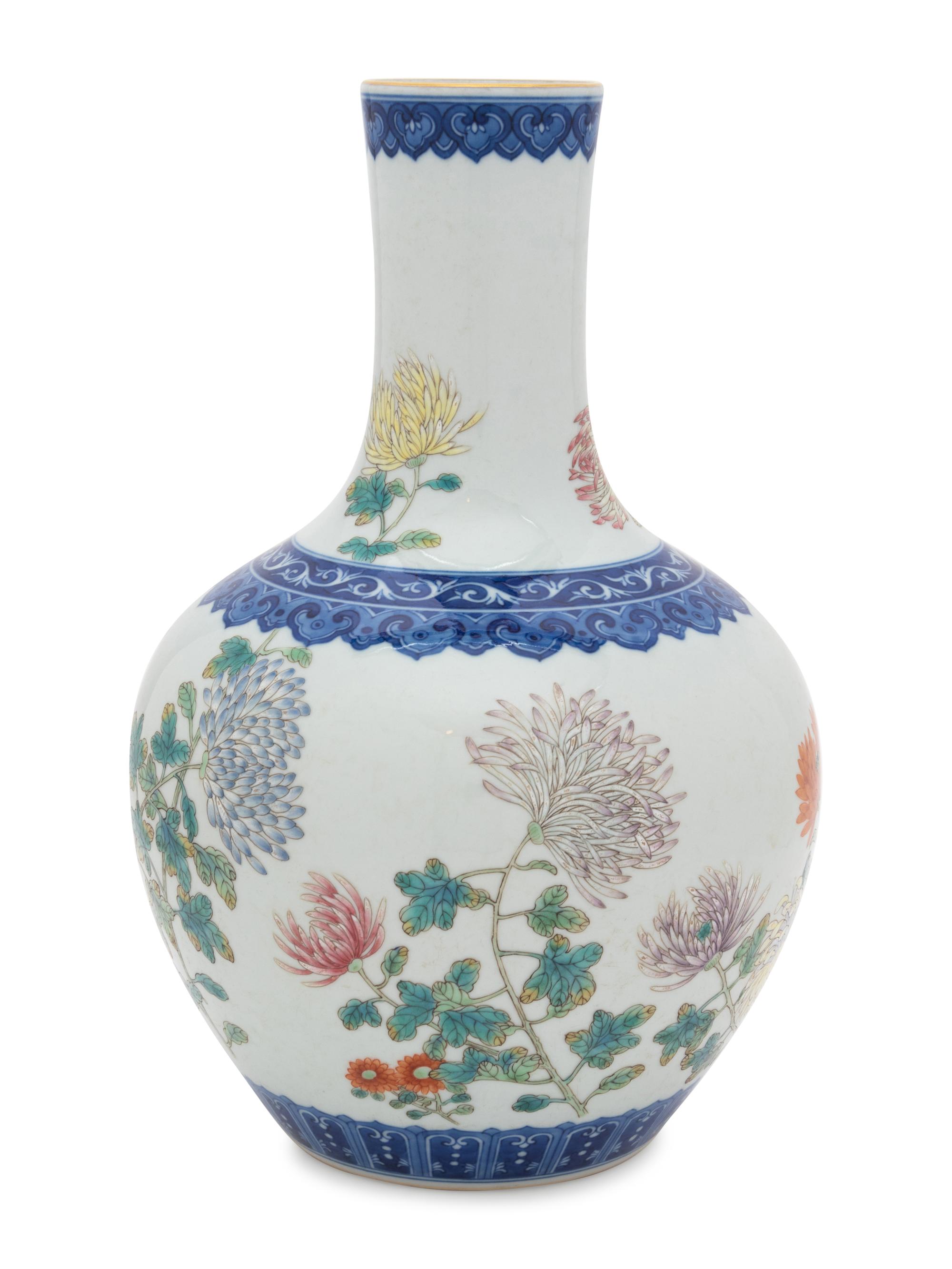 An Underglaze Blue and Famille Rose Porcelain 'Chrysanthemums' Globular Vase, Shangping