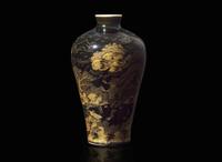 A gilt-incised black monochrome "Landscape" vase, meiping, incised four-character Chuxiu Gong zhi mark 黑地描金刻劃山水梅瓶 儲秀宮四字款