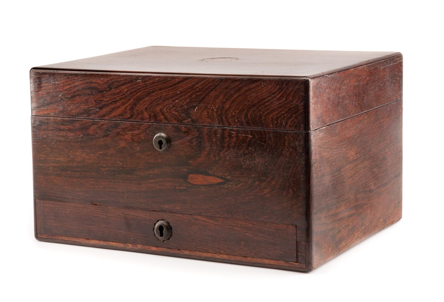 A Victorian Rosewood Dressing Case Height 7 1/2 x width 12 3/4 x depth 9 1/4 inches. — 19TH CENTURY