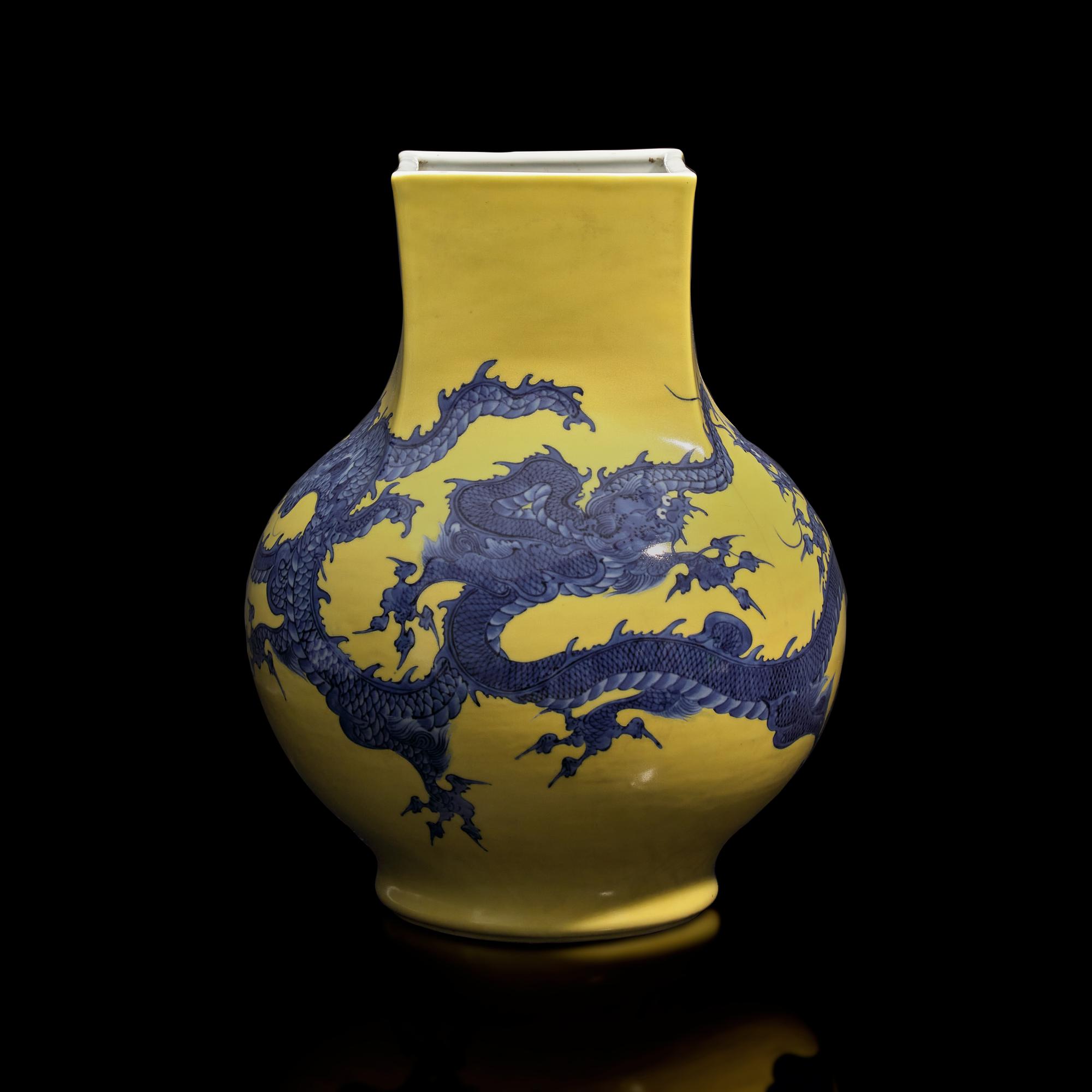 A Large Makuzu Kozan Yellow Ground "Dragons" Vase, Late 19th to First Part 20th Century 十九至二十世紀 宮川香山製黃釉青花龍紋瓶