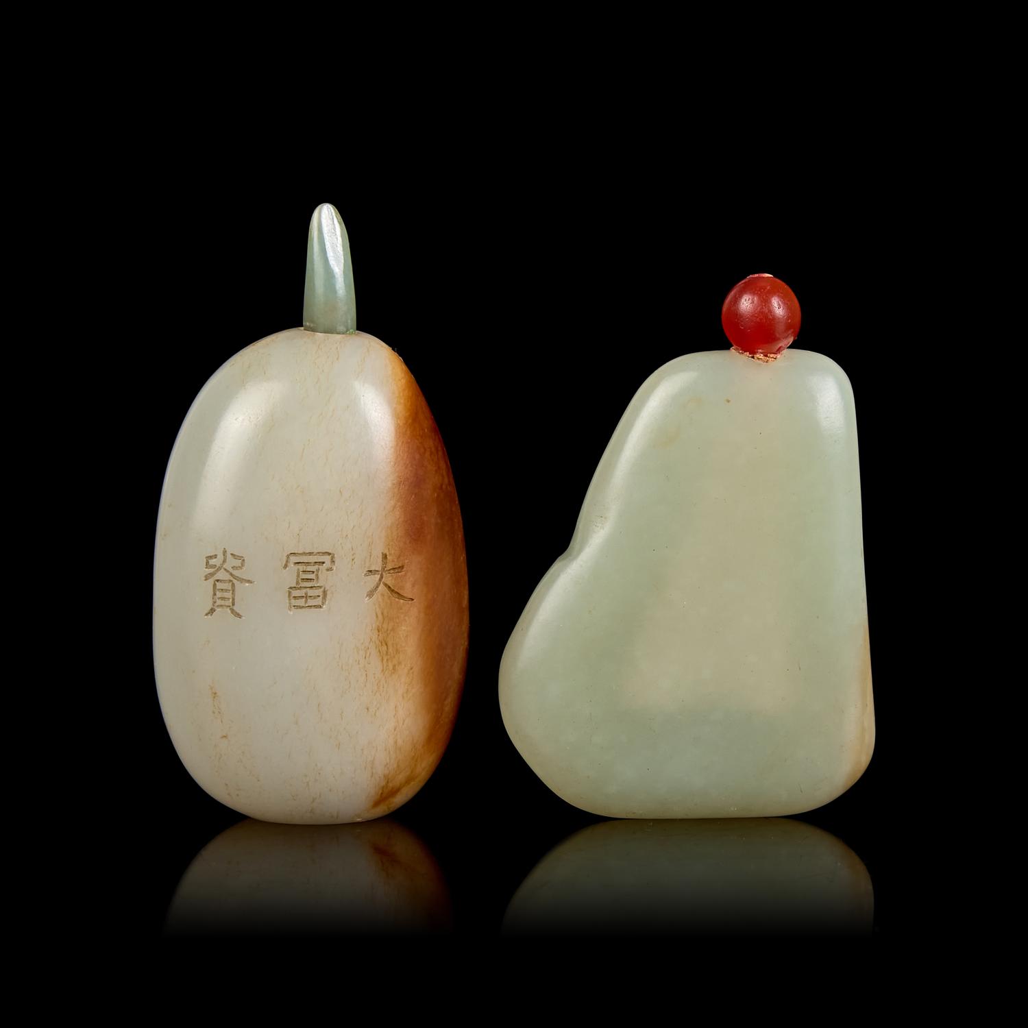 Two Chinese Russet and White Pebble-Form Jade Snuff Bottles 白玉留皮籽料鼻烟壶两支