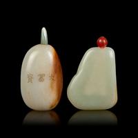 Two Chinese Russet and White Pebble-Form Jade Snuff Bottles 白玉留皮籽料鼻烟壶两支