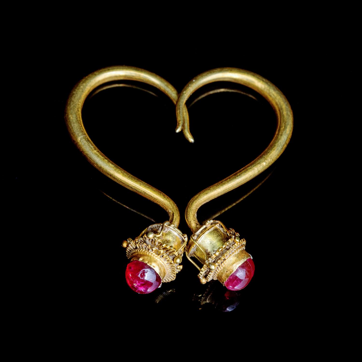 A Pair of Chinese Ruby Inset Gold 'Chrysanthemum' Earrings, Dingxiang, Ming Dynasty 明 金嵌寳花頭丁香一對
