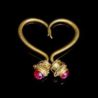 A Pair of Chinese Ruby Inset Gold 'Chrysanthemum' Earrings, Dingxiang, Ming Dynasty 明 金嵌寳花頭丁香一對