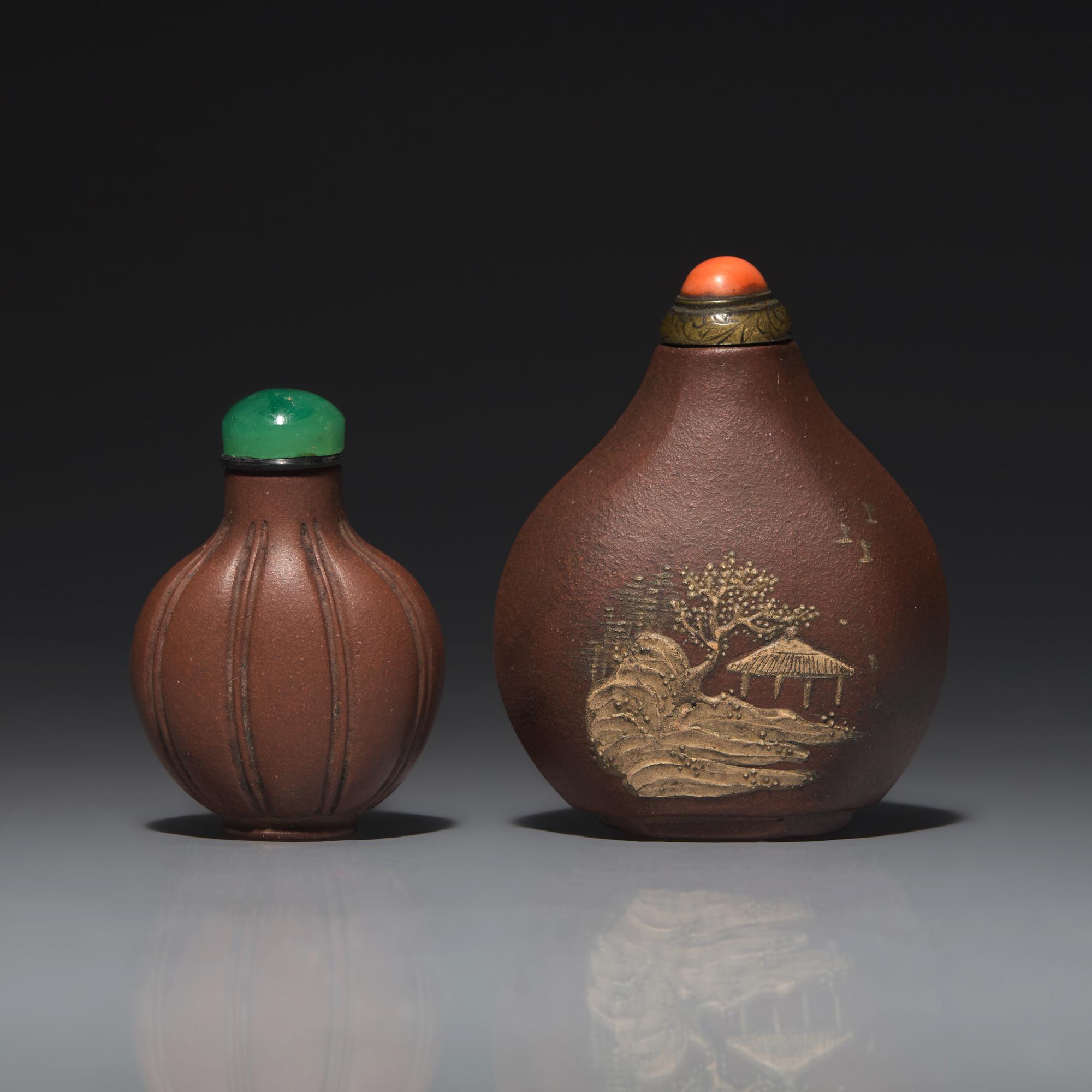 Two Chinese Yixing Stoneware Snuff Bottles, 18th-19th Century 清晚期 紫砂鼻烟壺兩支