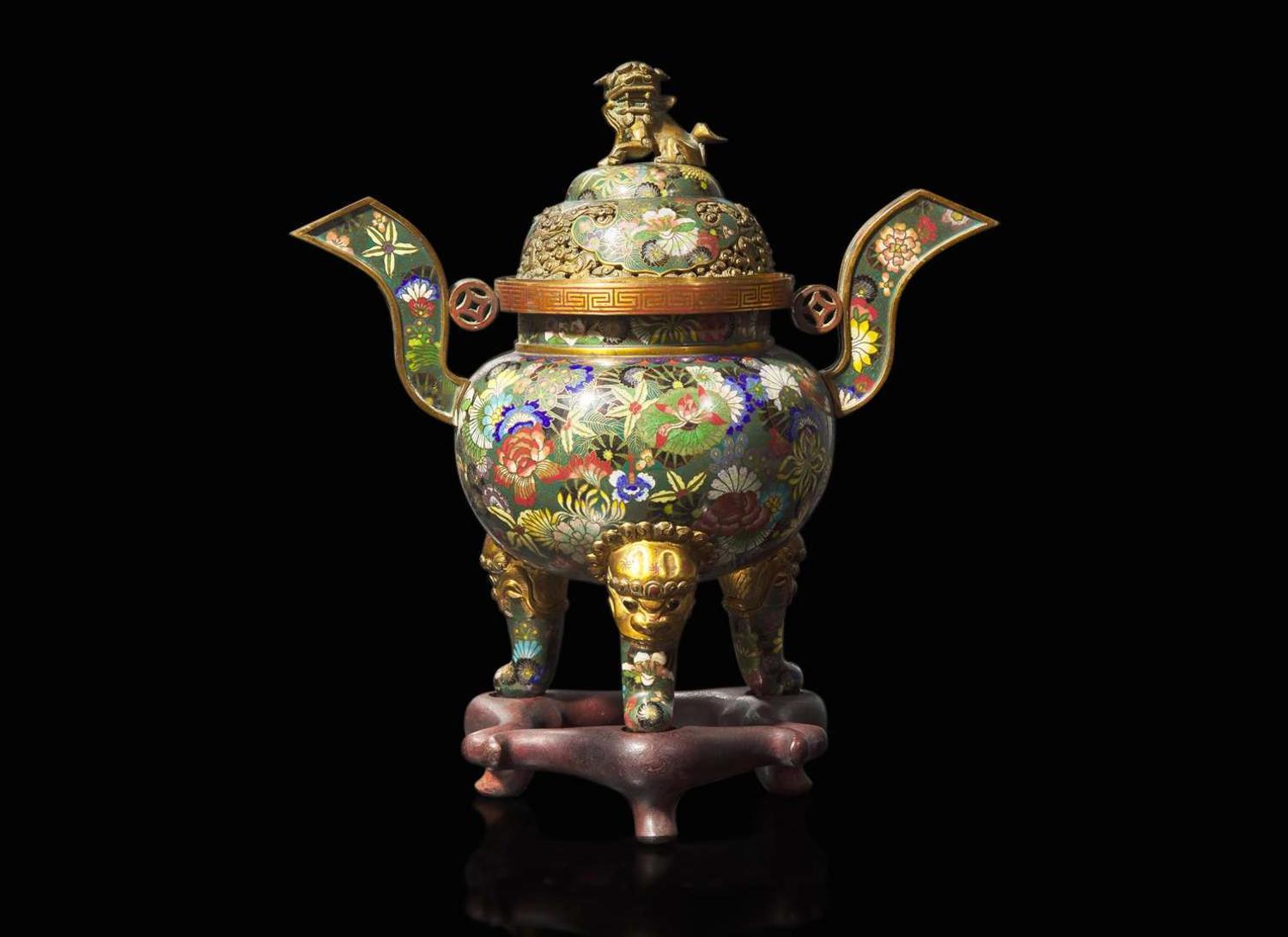 A Chinese cloisonne censer and cover with wood stand, Lao Tian Li, Late Qing to Republic period 景泰藍帶蓋香爐配底座 老天利製 晚清至民國