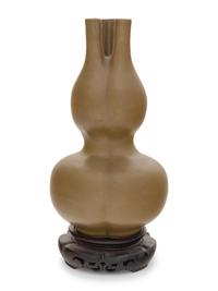 A Teadust Glazed Porcelain Triple-Neck Gourd Vase