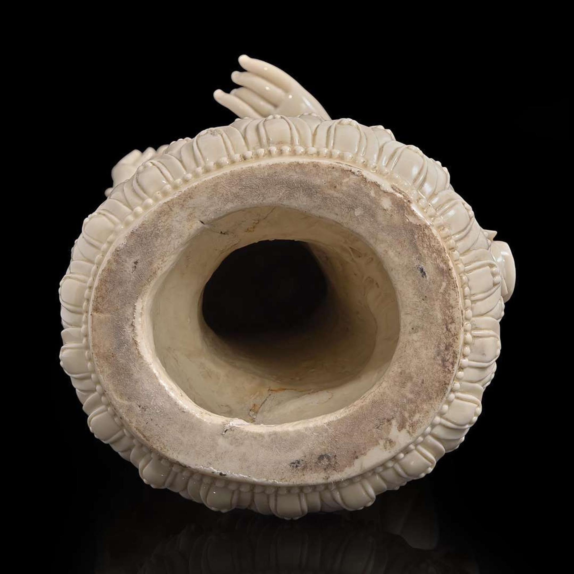 A large Dehua blanc de Chine figure of Guanyin 德化窑观音像 20th century ????