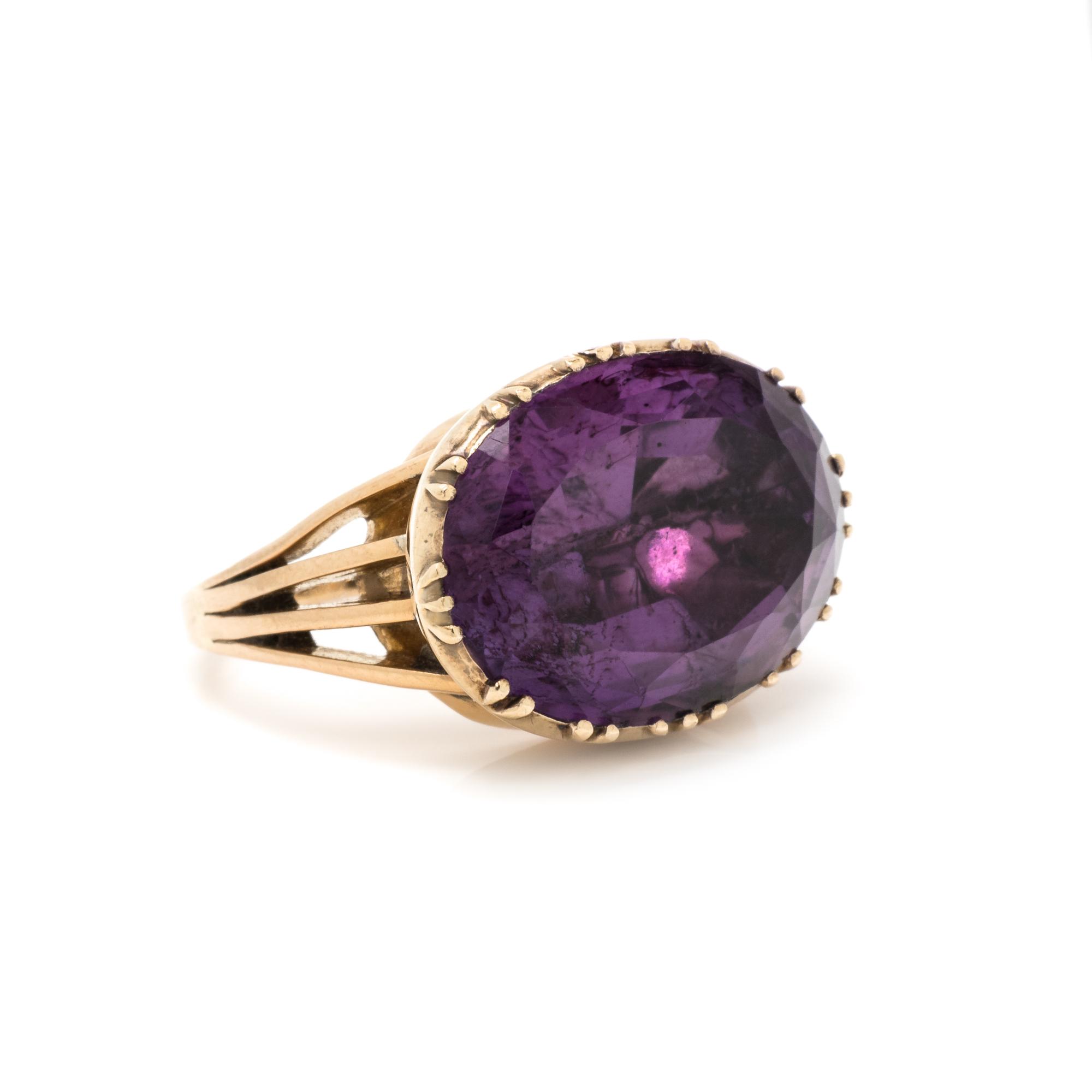 YELLOW GOLD AND AMETHYST RING