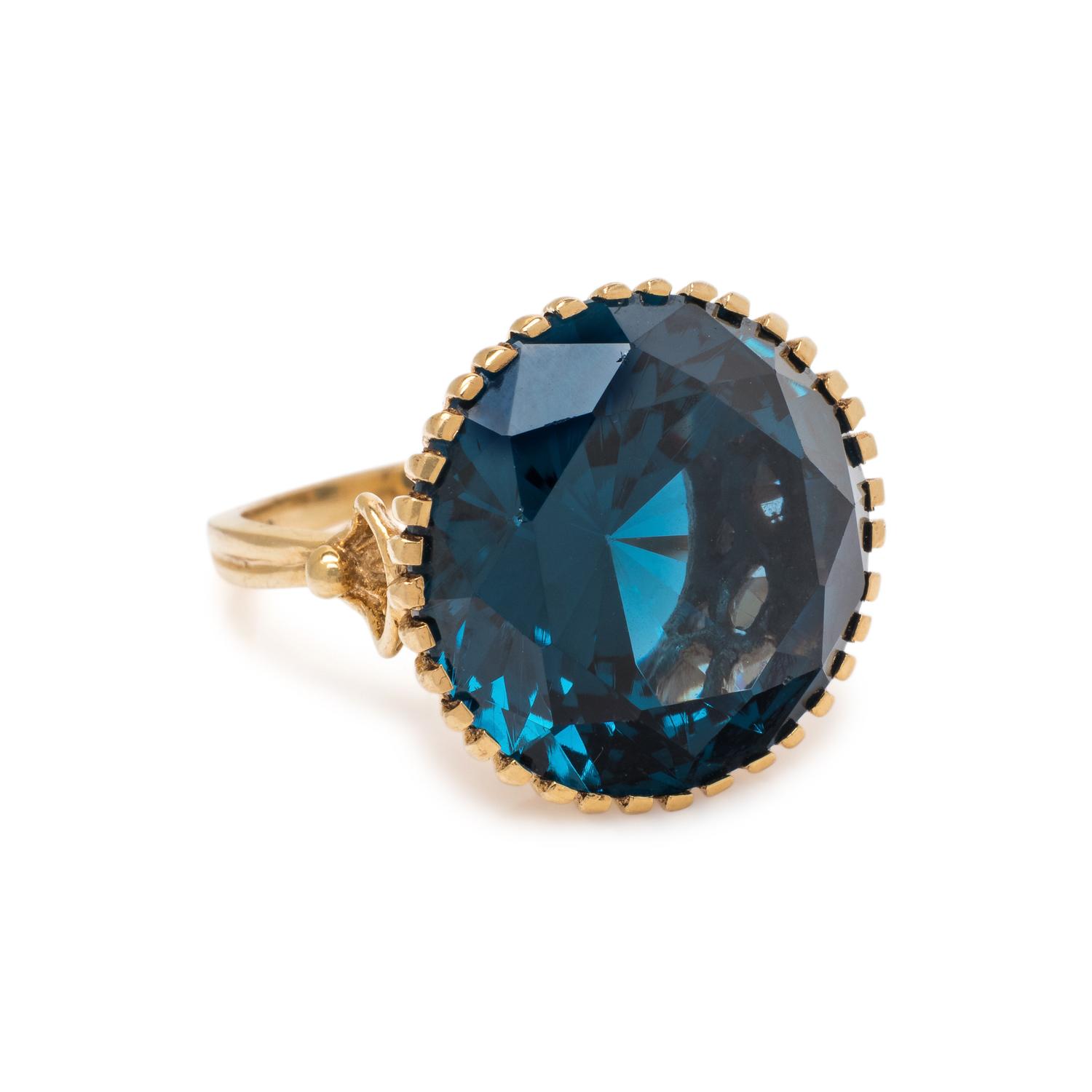 YELLOW GOLD AND SYNTHETIC SPINEL RING