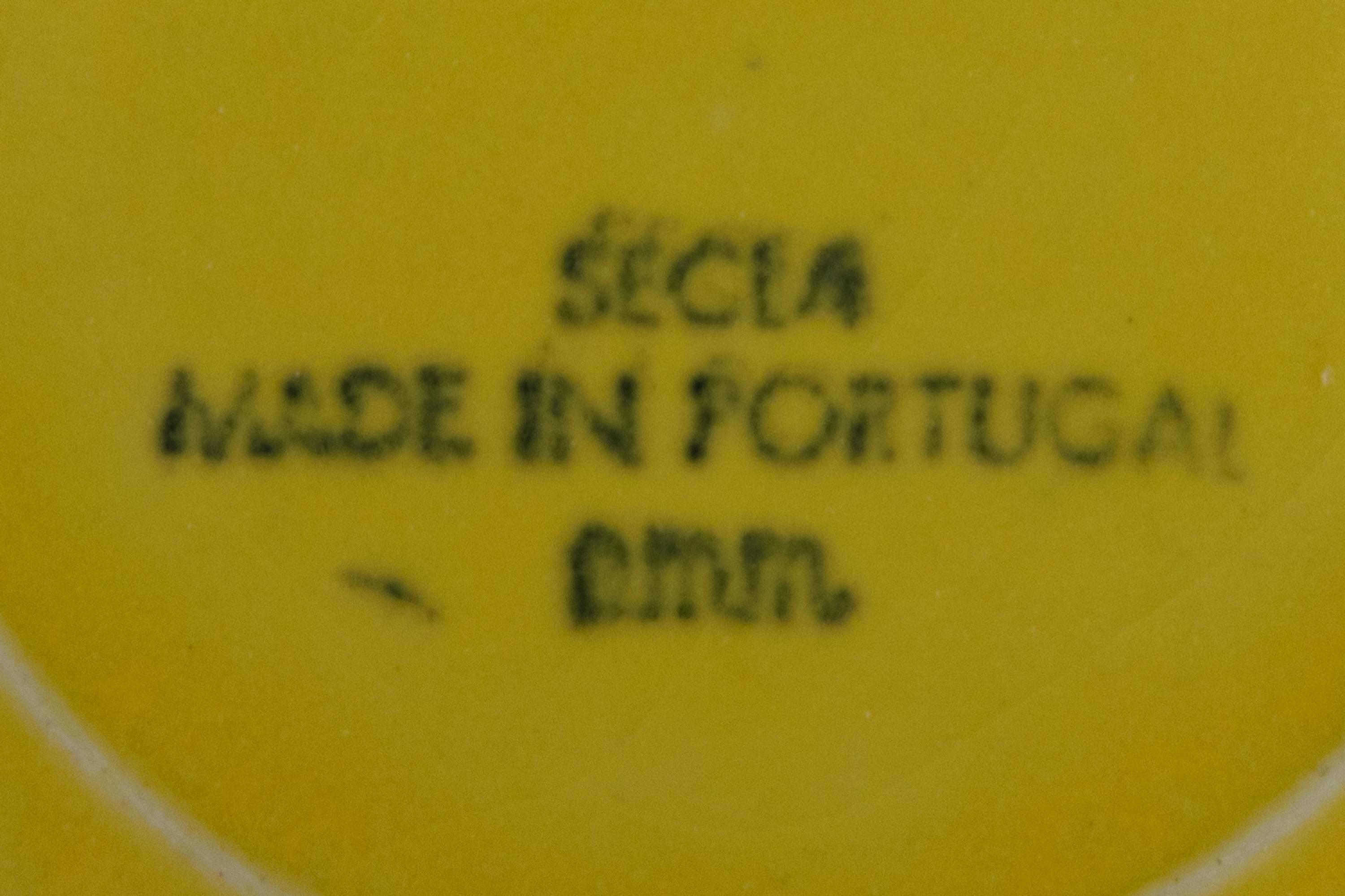 A Portuguese Yellow-Glazed Lettuce Ware Dinner Service
