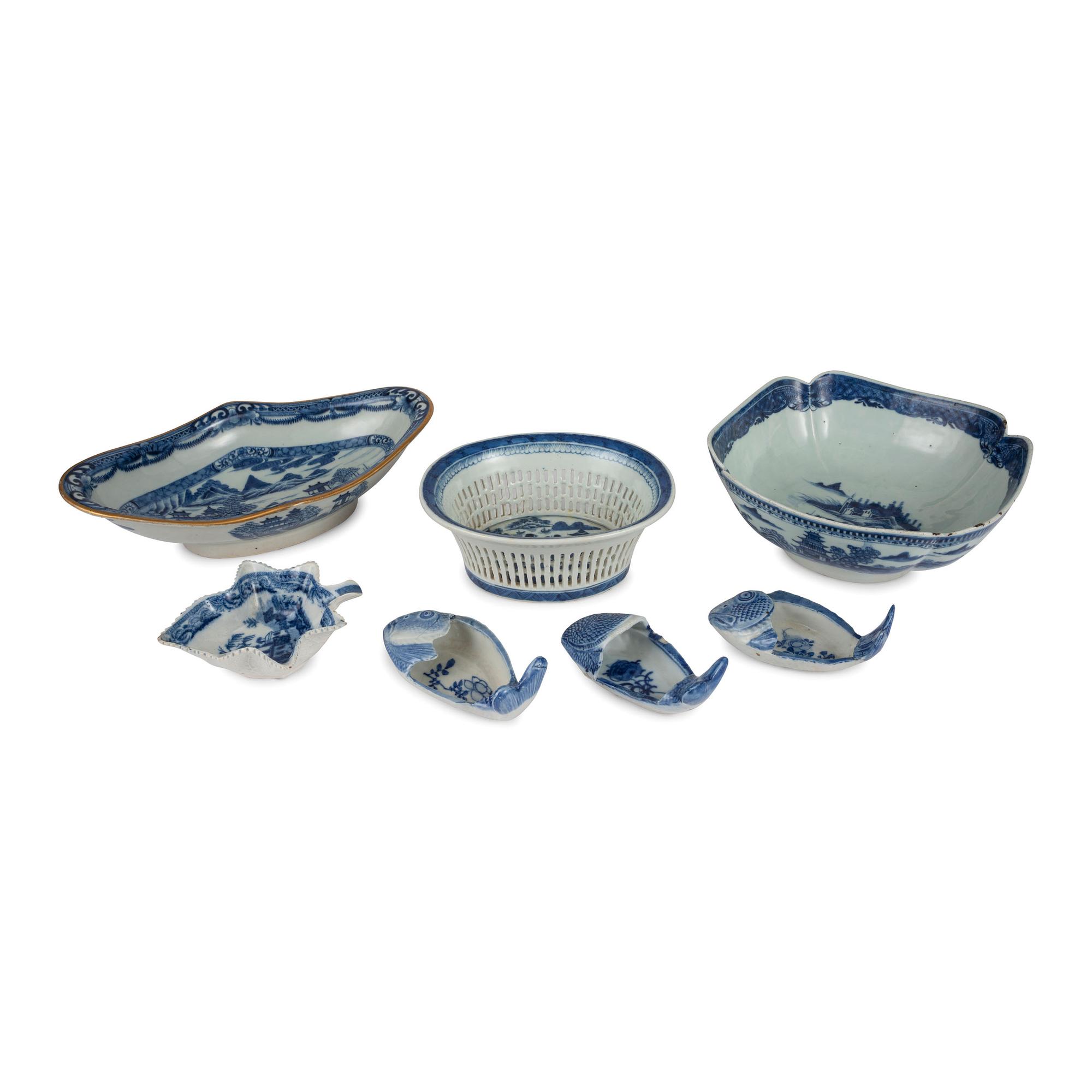 A Group of Chinese Export Blue and White Porcelain Table Articles