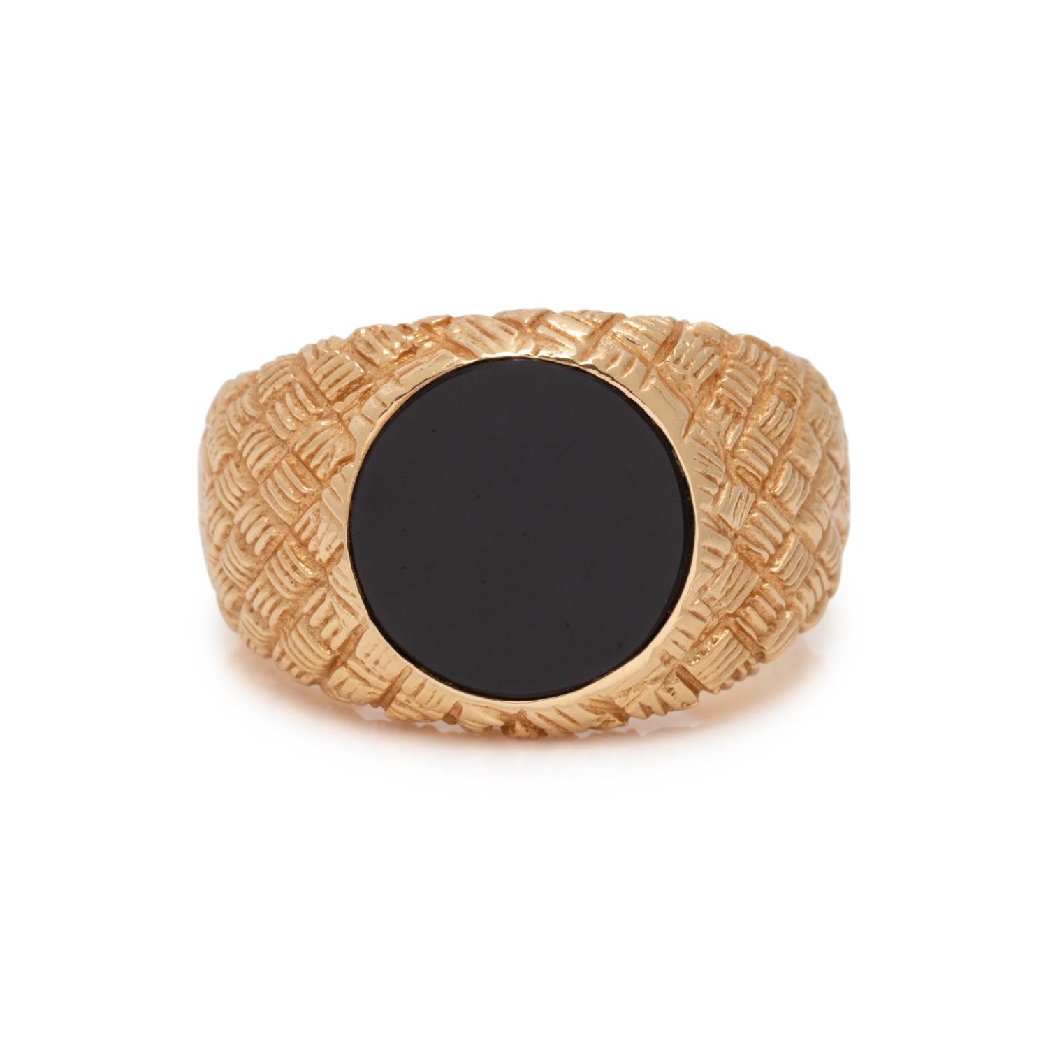 YELLOW GOLD AND ONYX RING