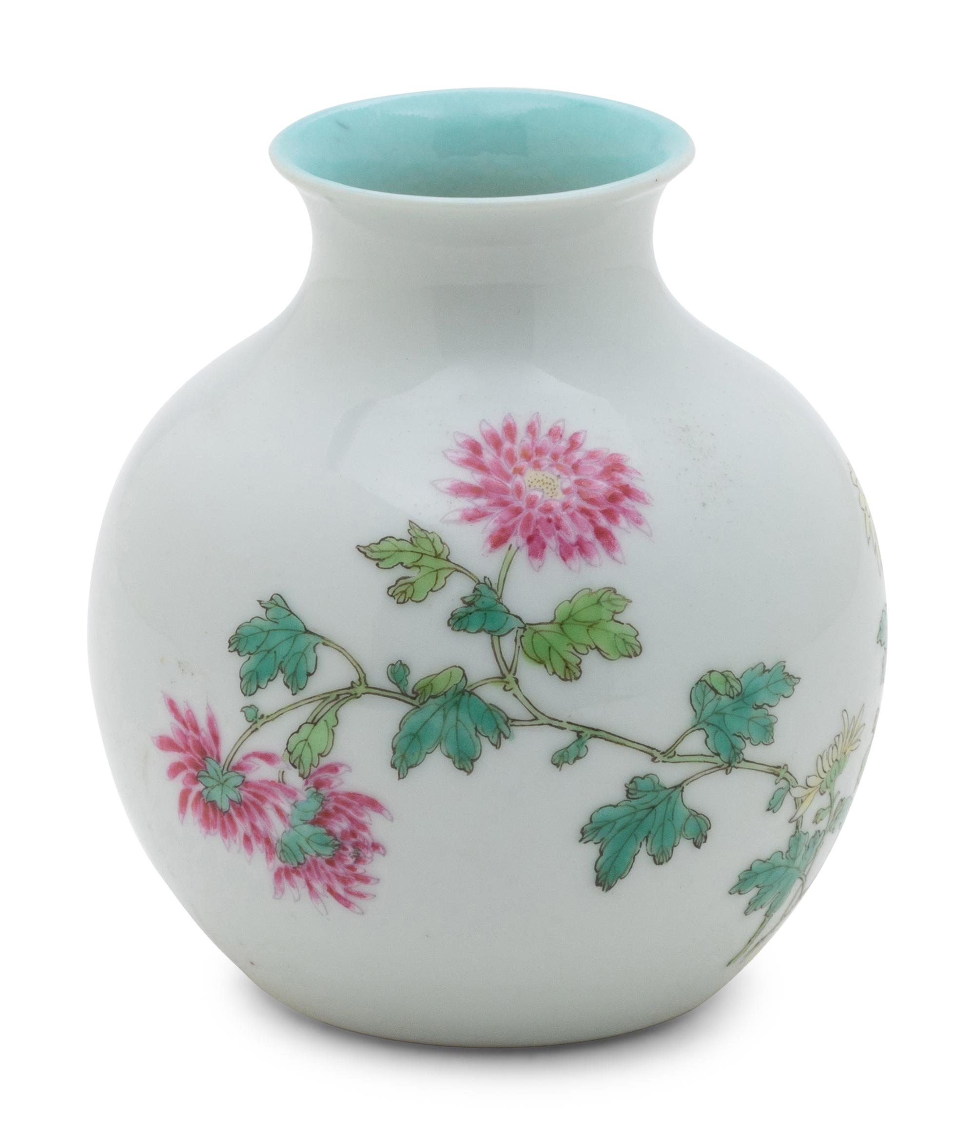 A Small Chinese Famille Rose Porcelain Jar