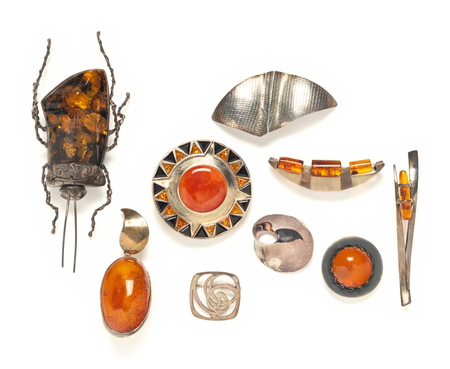 A GROUP OF NINE BROOCHES