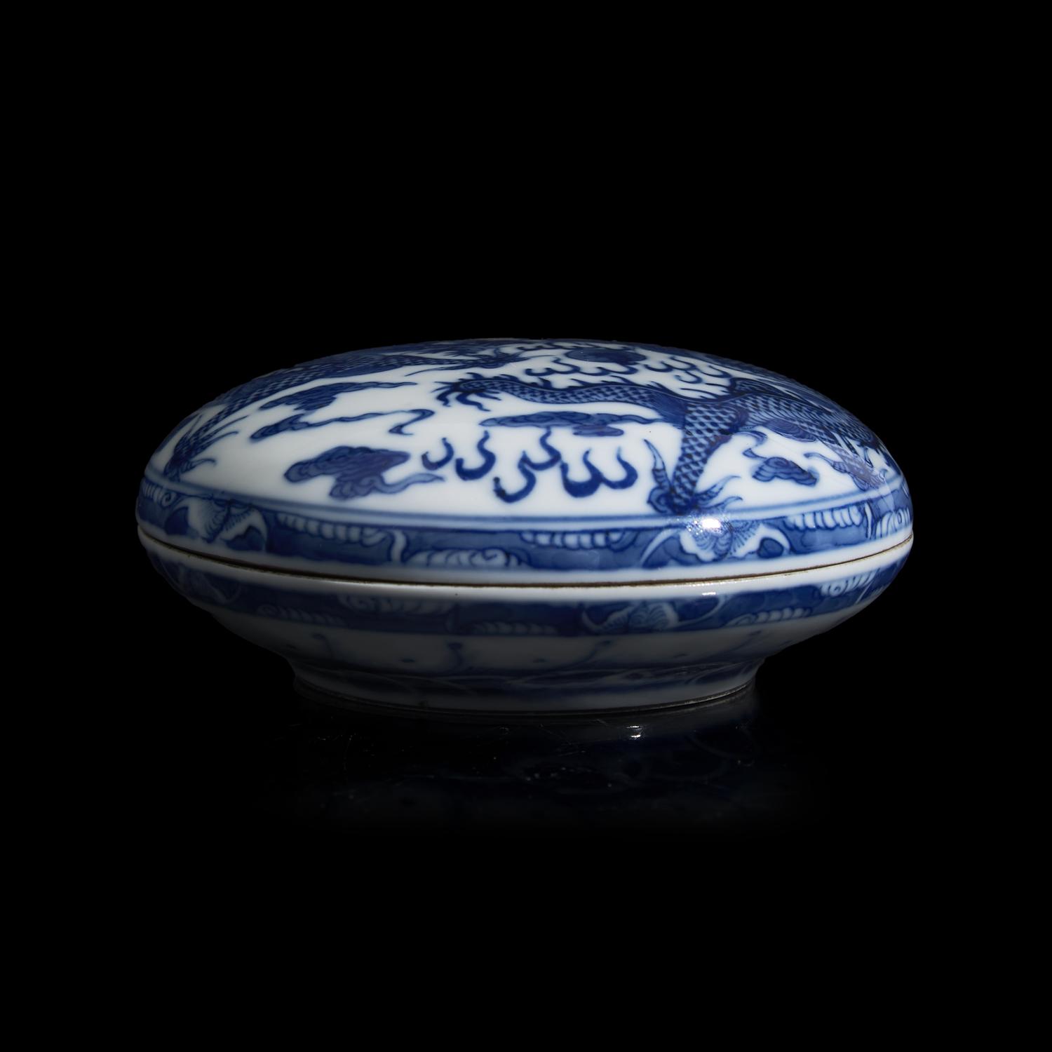 A Chinese Blue and White Porcelain "Dragons" Seal Paste Box, Late 19th/Early 20th Century 晚清-民國 青花龍紋印泥盒
