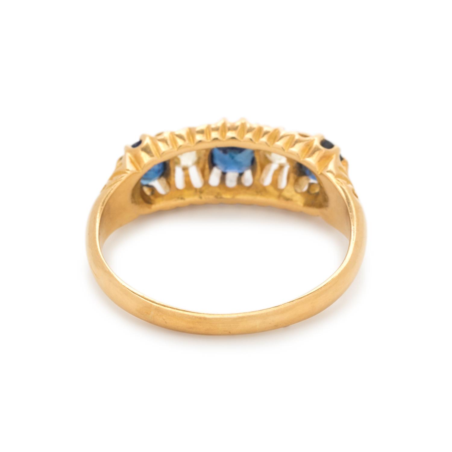 SAPPHIRE AND DIAMOND RING