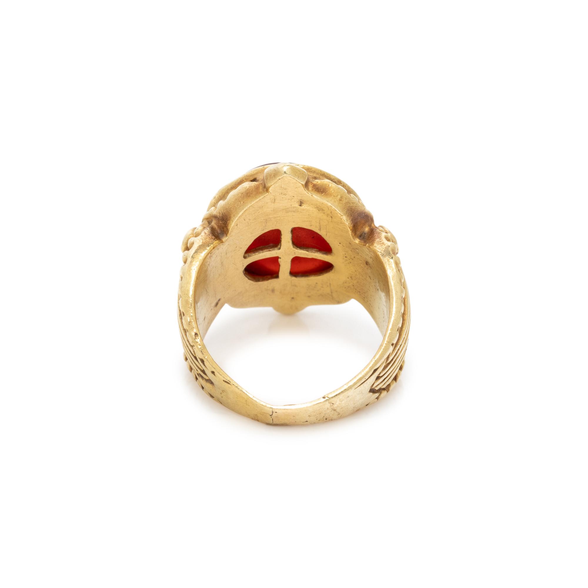 YELLOW GOLD AND HARDSTONE INTAGLIO RING