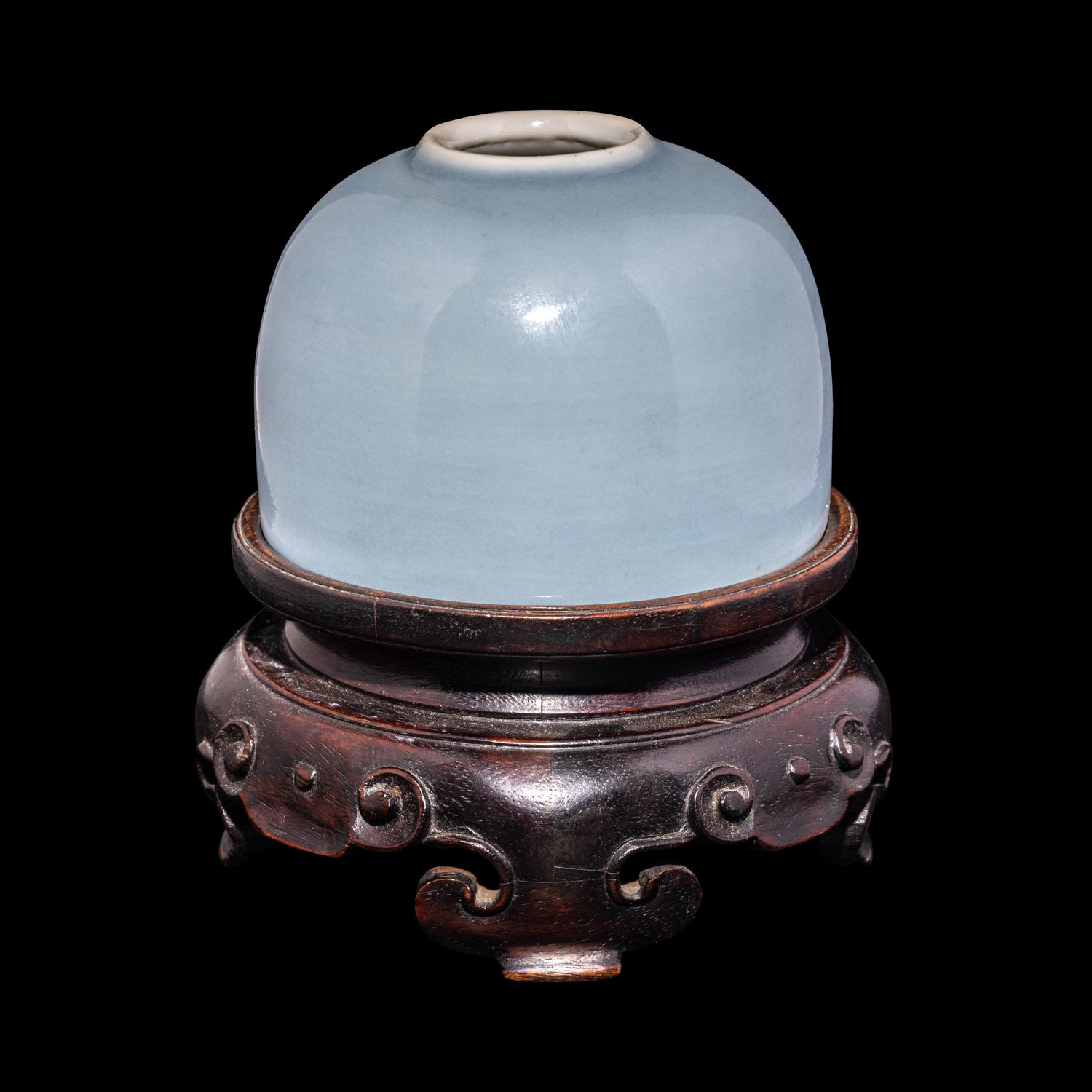 A Chinese Clair-de-Lune Glazed Porcelain Beehive Water Coupe, Taibaizun , 19th Century 清晚期 天藍釉太白尊