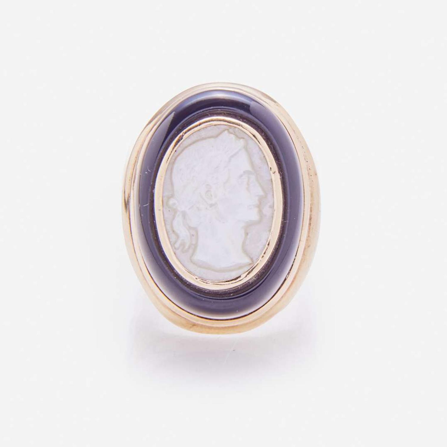 A 14K Yellow Gold, Black Onyx, and Mother of Pearl Cameo Ring